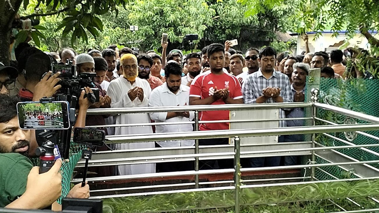 আবরার ফাহাদের কবর জিয়ারত করলেন এনসিপি নেতারা